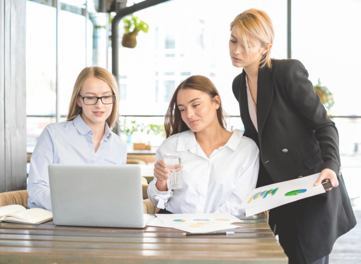 Équipe collaborative travaillant sur des stratégies financières